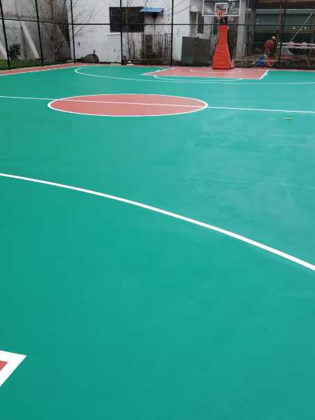 邵原镇 球场长期使用易出现地面开裂